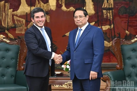 Thủ tướng Chính phủ Phạm Minh Chính và ông Gerald Toledano, thành viên Ban Điều hành, Giám đốc mảng sản phẩm cổ phiếu và đa tài sản toàn cầu của FTSE Russell. (Ảnh: TRẦN HẢI)