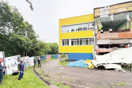 Nhà cửa bị hư hại sau trận động đất ở Kamchatka, Nga. (Ảnh: TÂN HOA XÃ)