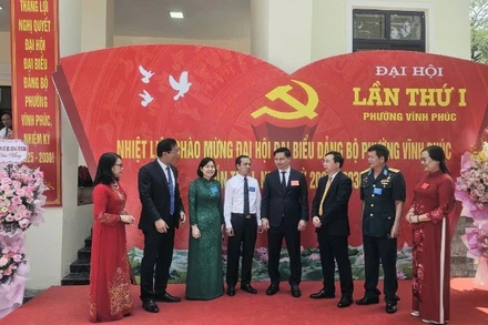 Các đại biểu dự Đại hội Đảng bộ phường Vĩnh Phúc.