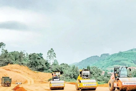 Công nhân Tập đoàn Đèo Cả thi công đường cao tốc Hữu Nghị-Chi Lăng. (Ảnh: BÍCH LIÊN)