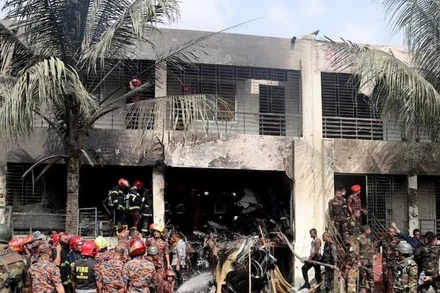 Hiện trường vụ rơi máy bay huấn luyện xuống khuôn viên trường học ở thủ đô Dhaka. (Ảnh: Reuters)