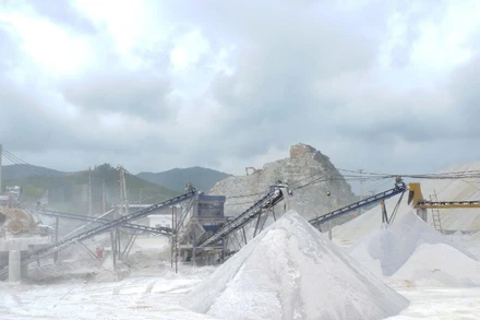 Một dây chuyền sản xuất cát nhân tạo tại Thanh Hóa.