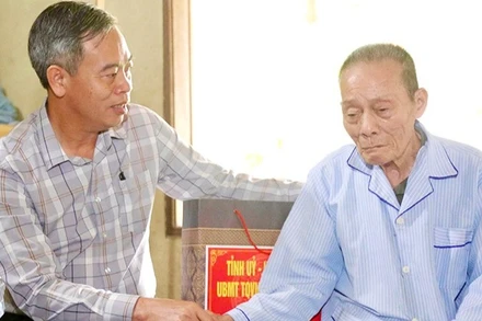 Phó Bí thư Tỉnh ủy, Chủ tịch Hội đồng nhân dân tỉnh Nguyễn Đăng Quang thăm, tặng quà thương binh Cao Vạng ở thôn Tiến Hóa, xã Kim Phú.