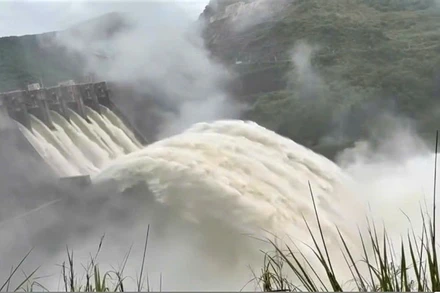 Vào lúc 7 giờ ngày 23/7, mực nước lòng hồ Thủy điện Bản Vẽ đang ở cao trình 199,3m; lưu lượng nước về hồ đạt 8.000m3/giây; lưu lượng xả 4.300 m3/giây. Các cửa của nhà máy thủy điện này cũng mở tối đa với 6 cửa.