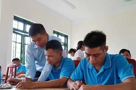 Học viên tại Cơ sở cai nghiện ma túy tỉnh Điện Biên trong giờ học chữ.
