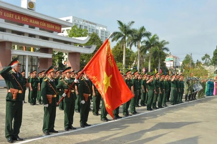 Cán bộ, chiến sĩ lực lượng vũ trang tỉnh Quảng Ngãi vững bước dưới Quân kỳ quyết thắng.