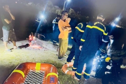 Các lực lượng chức năng nỗ lực cứu nạn.