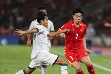 Pha tranh bóng giữa các cầu thủ U23 Việt Nam và Indonesia. (Ảnh: VFF)