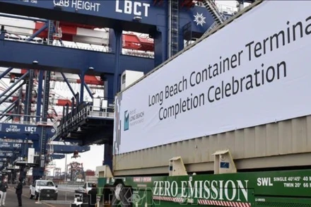 Quang cảnh cảng hàng hóa ở California, Mỹ. (Ảnh: THX/TTXVN)