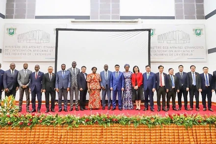 Phó Chủ tịch Quốc hội Vũ Hồng Thanh và các đại biểu tham dự Hội thảo “Chính sách và hợp tác kinh tế Việt Nam-Bờ Biển Ngà: Thành tựu và triển vọng”. (Ảnh: TTXVN)