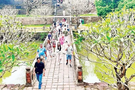 Du khách quốc tế tham quan một điểm di tích tại Huế.