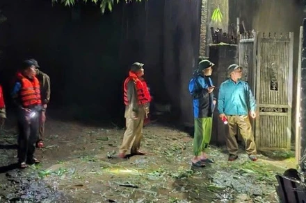 Lực lượng chức năng hỗ trợ 34 hộ dân trong đêm đến nơi ở an toàn.