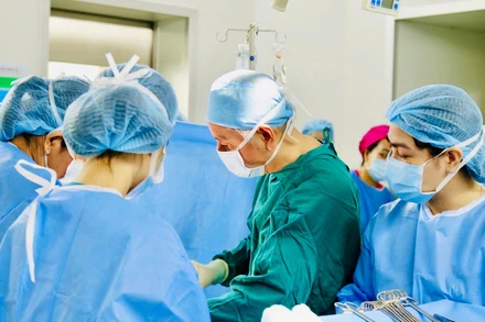Ê-kíp y bác sĩ Bệnh viện Từ Dũ thực hiện ca mổ.