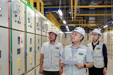 Kiểm tra chất lượng các tủ điện trung thế sau khi lắp đặt và đưa vào sử dụng tại Nhà ga T3, Sân bay Tân Sơn Nhất. (Ảnh: Á CHÂU)