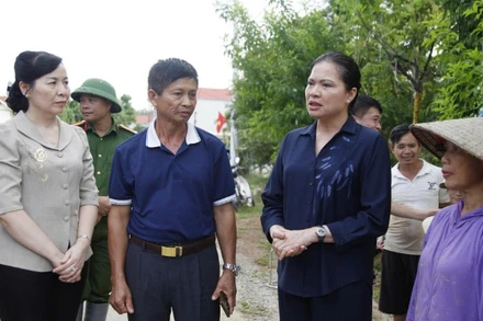 Đoàn công tác Ủy ban Trung ương Mặt trận Tổ quốc Việt Nam thăm hỏi, động viên người dân vùng lũ tại xã Kép.