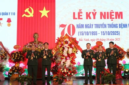 Lãnh đạo Quân khu 1 tặng hoa, chúc mừng tập thể, cán bộ Bệnh viện Quân y 110 nhân 70 năm Ngày truyền thống.