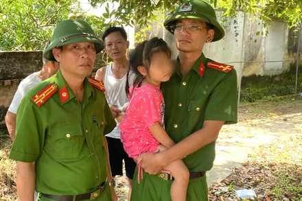 Lực lượng chức năng giải cứu bé gái thành công. (Ảnh: Công an xã Nghĩa Phương)