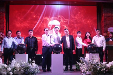 Các đại biểu thực hiện nghi thức ra mắt trang GO TO BACNINH.