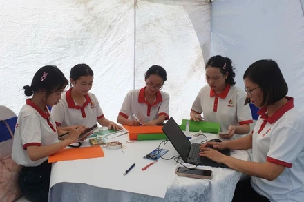 Các sinh viên chế tạo sản phẩm STEM Môi trường từ bộ dụng cụ do Ban tổ chức cung cấp.