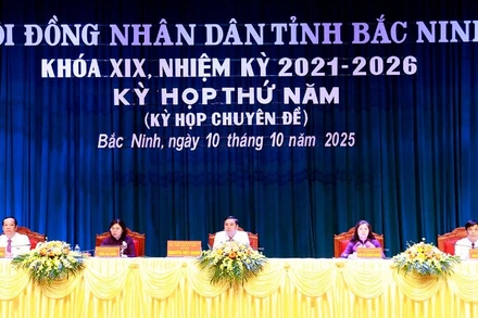 Các đồng chí Chủ tọa kỳ họp.