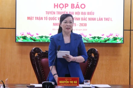 Bà Nguyễn Thị Hà, Ủy viên Ban Thường vụ Tỉnh ủy, Chủ tịch Ủy ban Mặt trận Tổ quốc Việt Nam tỉnh Bắc Ninh phát biểu.