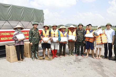 Đoàn công tác của Bộ Tư lệnh Quân khu 1 thăm, động viên, tặng quà nhân dân tổ dân phố Ngọc Trì, phường Đa Mai.