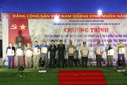 Bộ Chỉ huy Quân sự tỉnh trao giấy chứng nhận và tặng quà cựu chiến binh, già làng, trưởng bản, người có uy tín.