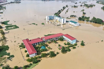 Mưa lũ và hoàn lưu sau bão số 10 làm nhiều công trình, làng mạc tại Bắc Ninh bị ngập sâu.
