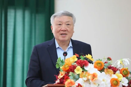 Phó Thủ tướng Thường trực Chính phủ Nguyễn Hòa Bình tiếp xúc cử tri tại phường Võ Cường, tỉnh Bắc Ninh. 