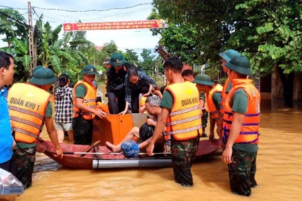 Cán bộ, chiến sĩ Trung đoàn 831, Bộ Chỉ huy quân sự tỉnh Bắc Ninh sơ tán 2 người dân bị gãy chân tại xã Bố Hạ.