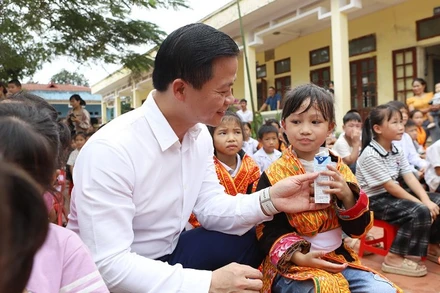 Chủ tịch Ủy ban nhân dân tỉnh Bắc Ninh Vương Quốc Tuấn tặng sữa các em học sinh tại trường Tiểu học Tuấn Đạo, xã Tuấn Đạo.