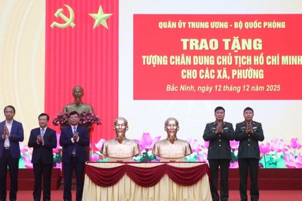 Bộ Tư lệnh Quân khu 1 phối hợp tỉnh Bắc Ninh tổ chức trao tặng Tượng chân dung Chủ tịch Hồ Chí Minh tới 99 xã, phường của tỉnh.