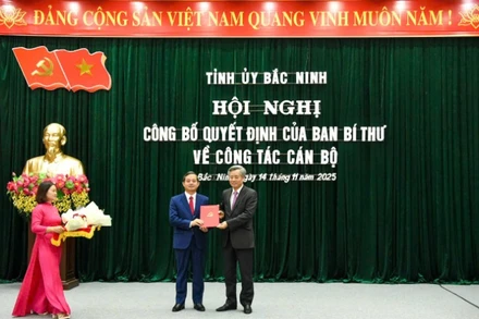 Đồng chí Nguyễn Quang Dương, Phó Trưởng Ban Ban Tổ chức Trung ương trao Quyết định của Ban Bí thư cho đồng chí Phạm Hoàng Sơn.