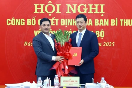 Bí thư Tỉnh ủy Bắc Ninh Nguyễn Hồng Thái trao Quyết định chuẩn y của Ban Bí thư tới đồng chí Trần Huy Phương.