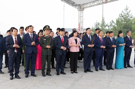 Đoàn đại biểu tỉnh Bắc Ninh thành kính dâng hương, dâng hoa trước tượng đài đồng chí Ngô Gia Tự, đặt tại phường Tam Sơn, tỉnh Bắc Ninh. 