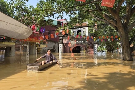 Mưa lớn, lũ về nhanh làm cuộc sống của người dân bị đảo lộn.