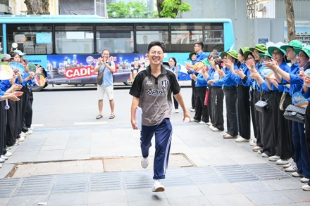 Thí sinh vững bước tiến vào điểm thi Trường trung học phổ thông Trần Phú, quận Hoàn Kiếm, Hà Nội.