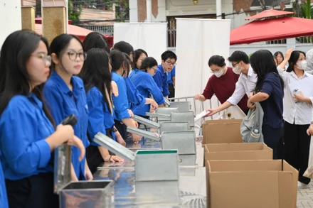 Thí sinh gửi lại các thiết bị, đồ dùng cá nhân trước khi vào phòng thi sáng 26/6 (Ảnh: THẾ ĐẠI)