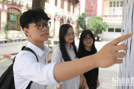 Thí sinh kiểm tra danh sách và phòng thi tại điểm thi Trường THPT Trần Phú-Hoàn Kiếm.