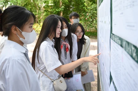 Thí sinh xem danh sách và phòng thi tại điểm thi.