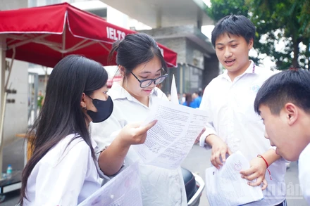 Thí sinh sau buổi thi môn Toán, Kỳ thi tốt nghiệp THPT năm 2025 (Ảnh: THẾ ĐẠI)