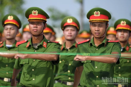 Dù thời tiết khắc nghiệt, các chiến sĩ vẫn kiên trì bắt đầu buổi tập luyện.