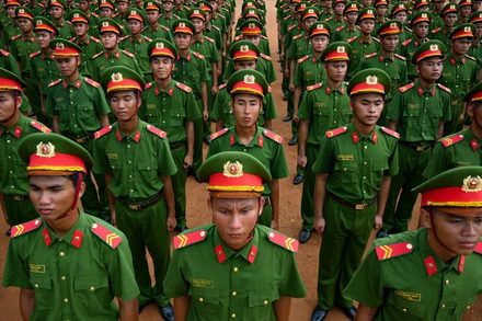 Hơn 800 chiến sĩ Công an nhân dân thuộc 4 khối, đứng nghiêm trang luyện tập trong những ngày nắng nóng.