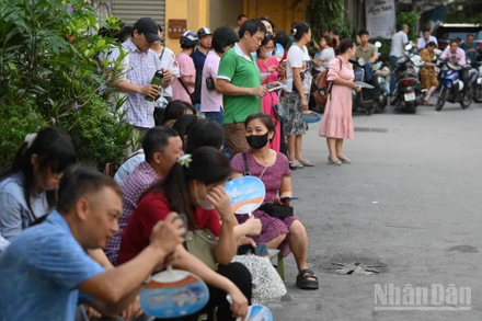 Phụ huynh chờ đợi trước điểm thi Trường trung học cơ sở Nguyễn Trường Tộ. (Ảnh: THẾ ĐẠI)