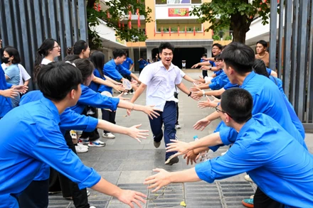 Thí sinh ăn mừng sau khi kết thúc môn thi cuối cùng của kỳ thi tuyển sinh lớp 10 THPT không chuyên tại Hà Nội.