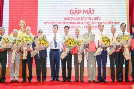 Đồng chí Nguyễn Trọng Nghĩa, Ủy viên Bộ Chính trị, Bí thư Trung ương Đảng, Trưởng ban Tuyên giáo và Dân vận Trung ương trao quà tri ân cho các nhà báo tiêu biểu.