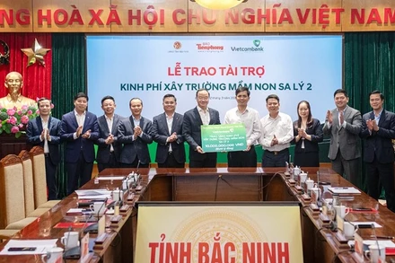Lãnh đạo Vietcombank đã trao biển biểu trưng kinh phí 10 tỷ đồng hỗ trợ xây dựng Trường mầm non Sa Lý 2. 