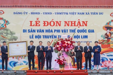 Lãnh đạo tỉnh Bắc Ninh trao chứng nhận, chúc mừng Đảng bộ, chính quyền và nhân dân hai xã Tiên Du và Liên Bão đón nhận Di sản văn hóa phi vật thể quốc gia đối với Lễ hội truyền thống-Hội Lim.