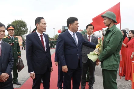 Bí thư Tỉnh ủy Bắc Ninh động viên các tân binh lên đường nhập ngũ.