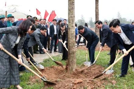 Các đồng chí lãnh đạo tỉnh Bắc Ninh tham gia trồng cây xanh trong khuôn viên dự án Đền Thờ Bác Hồ. 